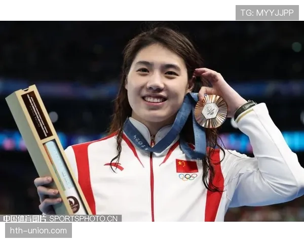 张雨霏下了飞机随手拎的包，让我的银行卡当场自我怀疑